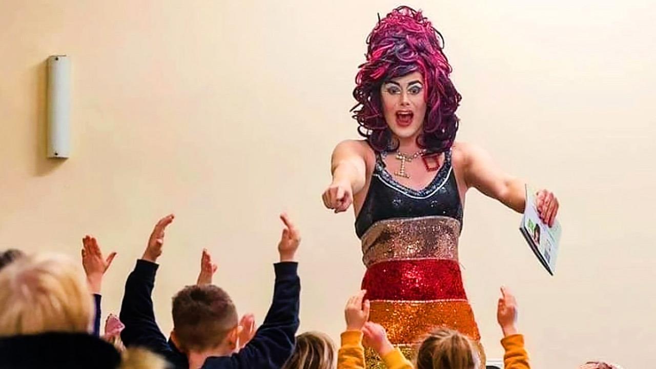 Η Tate του Λονδίνου κάλεσε drag queen να διαβάσει παραμύθια σε παιδιά