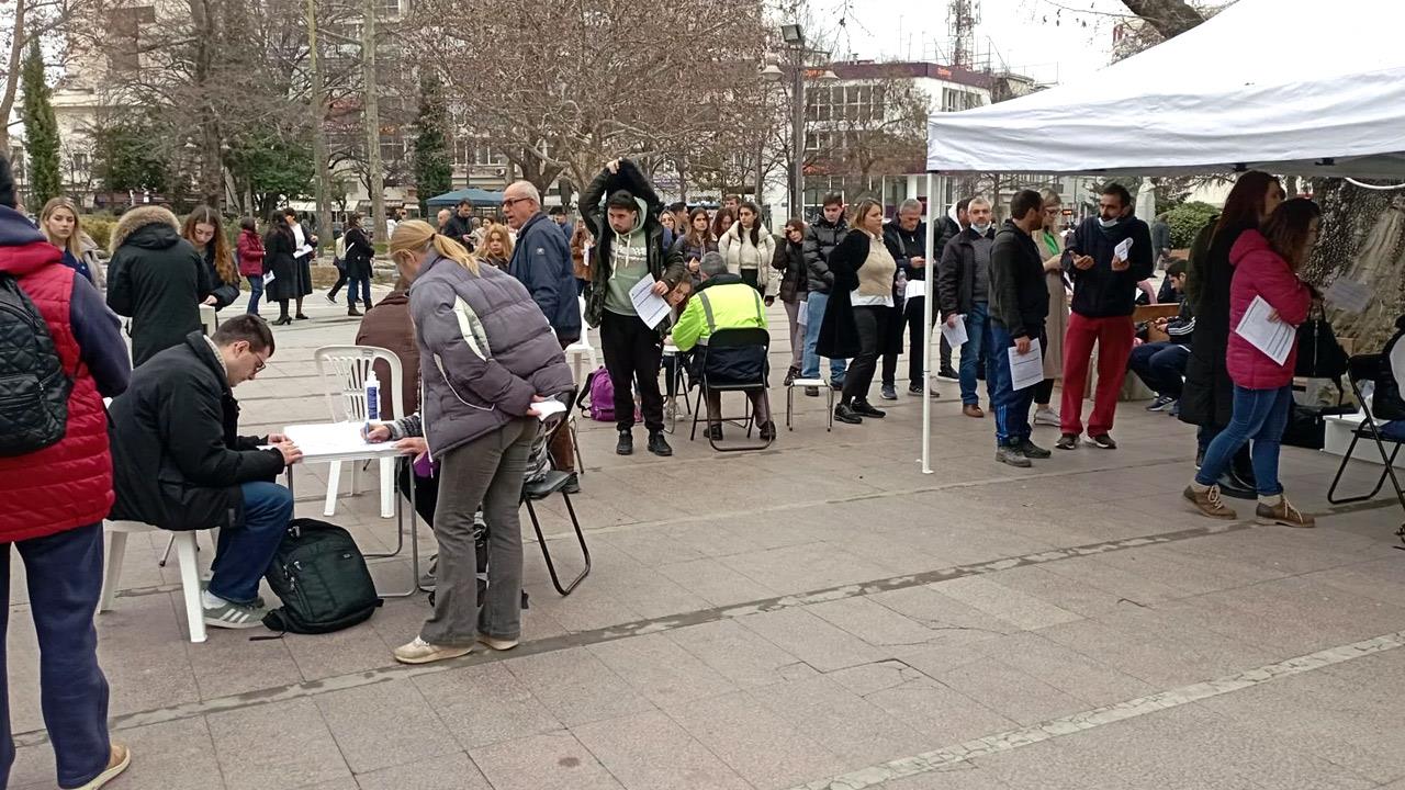 Ουρές στη Λάρισα για εθελοντική αιμοδοσία για τους τραυματίες στα Τέμπη