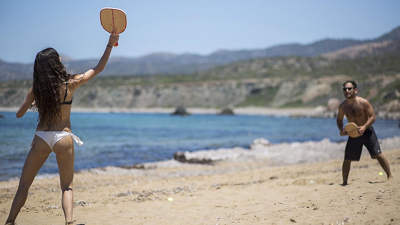 Ρακέτες τέλος σε δύο παραλίες της Αττικής