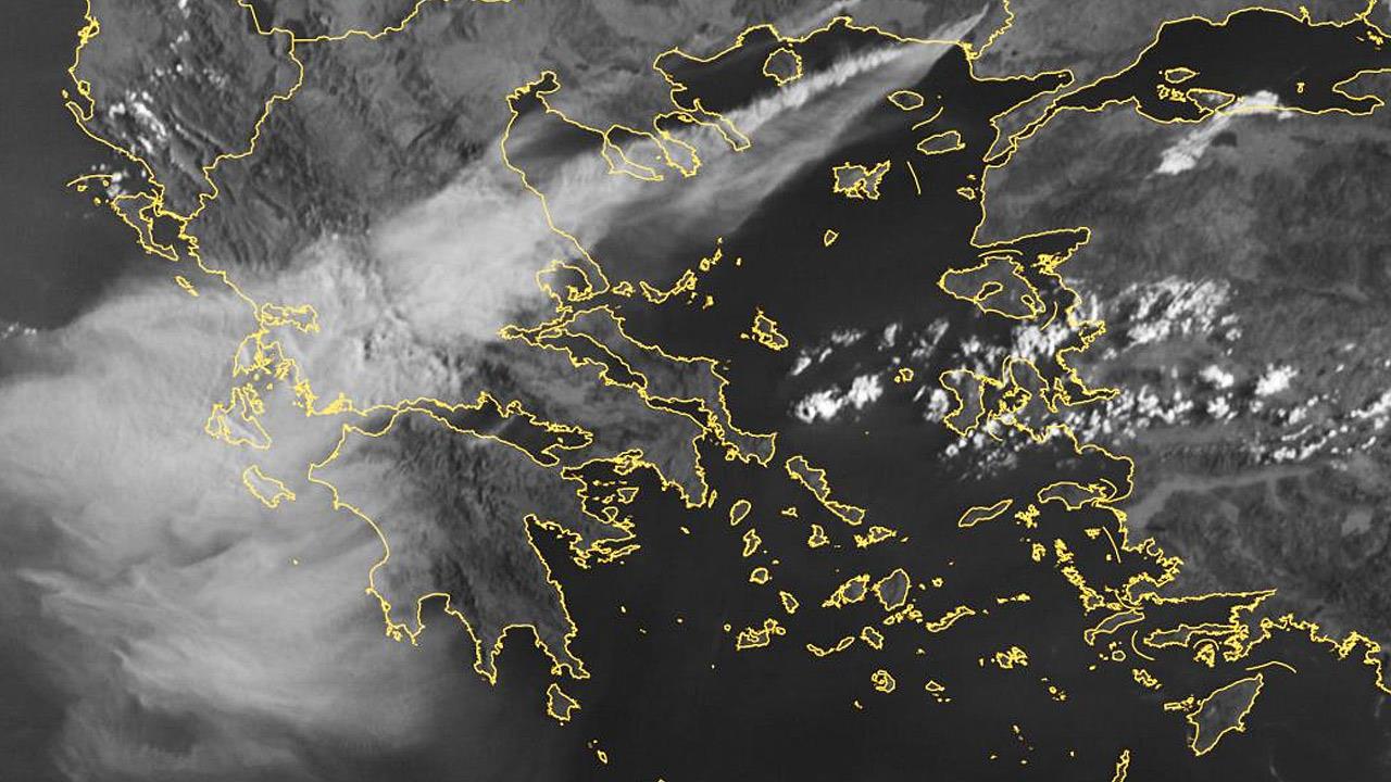 Απίστευτη εικόνα: Πέπλο καπνού από τις φωτιές σκέπασε την Ελλάδα