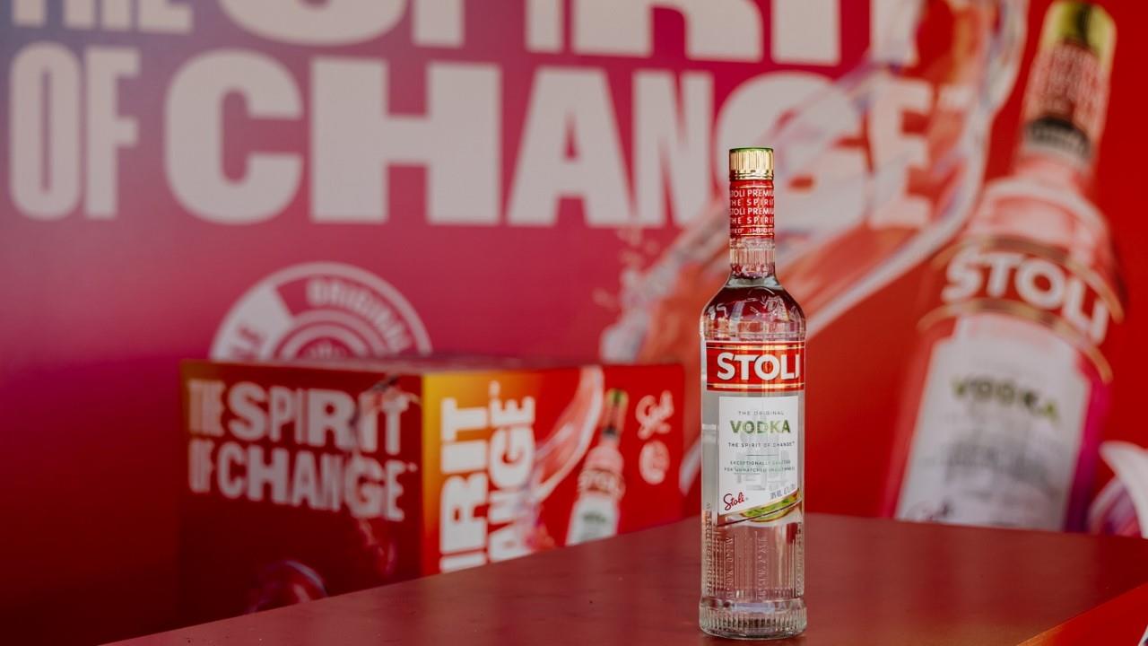 Η νέα φιάλη της Stoli Vodka μας συστήνεται με τον πιο εντυπωσιακό τρόπο