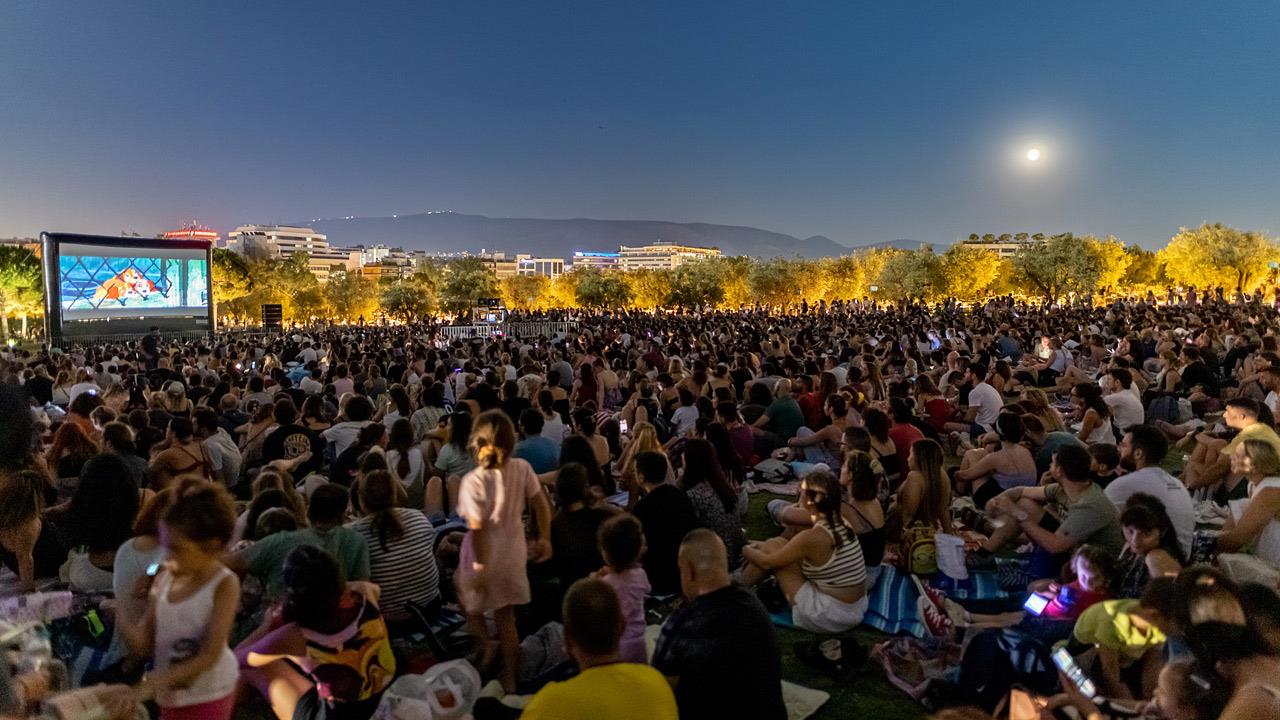 Και φέτος, βλέπουμε δωρεάν θερινό σινεμά αραχτοί στα γρασίδια του ΚΠΙΣΝ