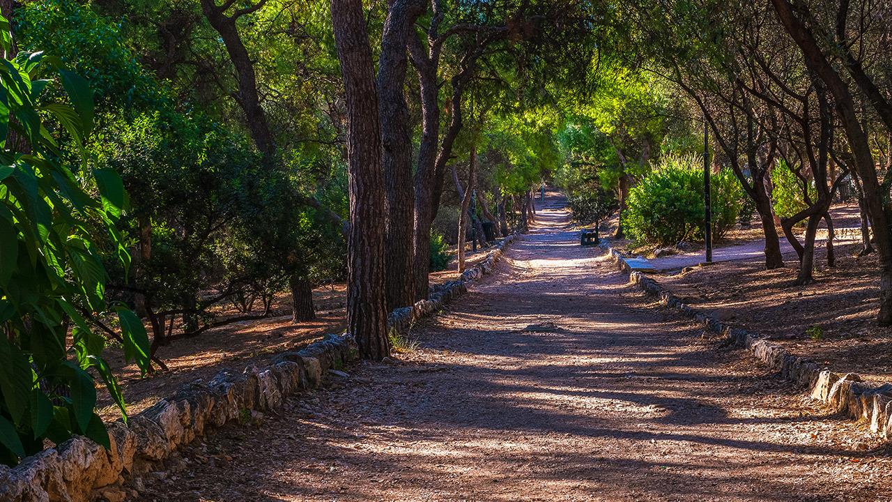 Οι λόφοι της Αθήνας που είναι οάσεις δροσιάς όσο σφίγγουν οι ζέστες