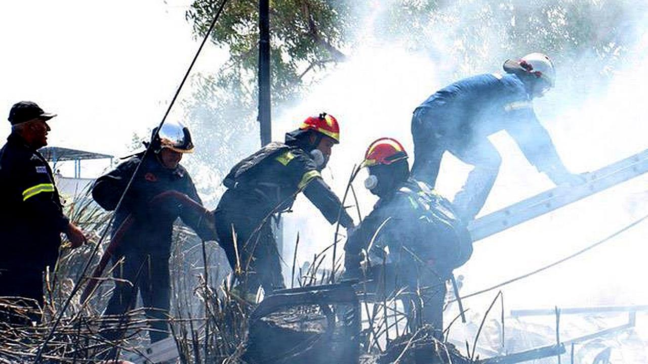 Κάτοικος Πεντέλης σε τηλεοπτική μετάδοση: «Όλη τη νύχτα δεν έχουν στείλει πυροσβεστικό γ@@μ3νοι»