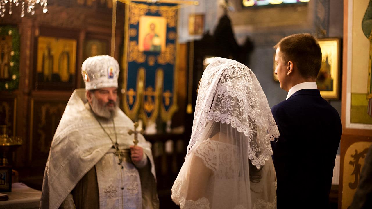 Έπεσε ξύλο σε γάμο στον Πύργο όταν η νύφη πάτησε το πόδι του γαμπρού