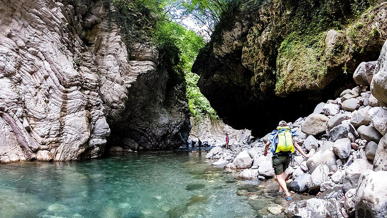 Τι είναι το River Trekking και γιατί θα σε συναρπάσει