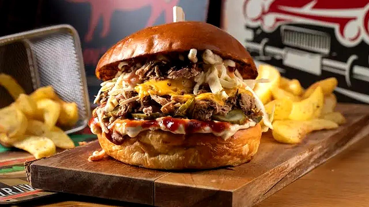 Στο Smokey Joe’s, στα Μελίσσια, για κολασμένο brisket και γιγάντια μπέργκερ