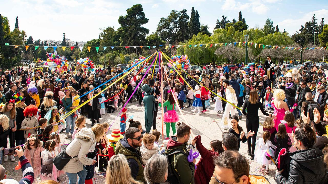 Απόκριες στην Αθήνα: Τσικνίσματα, πάρτι, μπουλούκια και κέφια