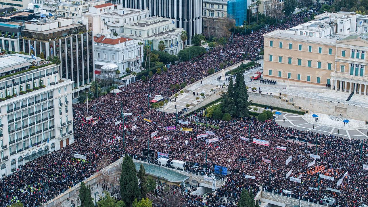 Μεγαλειώδης συγκέντρωση για τα Τέμπη – βούλιαξε το Σύνταγμα