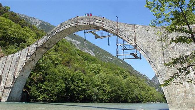 Όρθιο και πάλι το Γεφύρι της Πλάκας