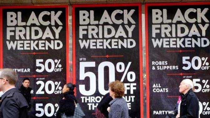 Σκέψεις για την Black Friday στην ουρά για το ταμείο  