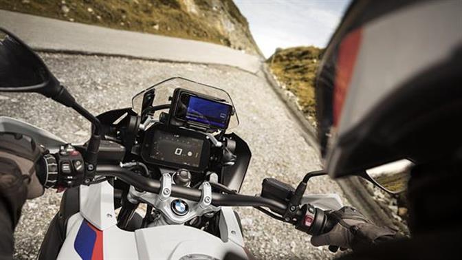 Η BMW Motorrad παρουσιάζει τη βάση ConnectedRide Cradle