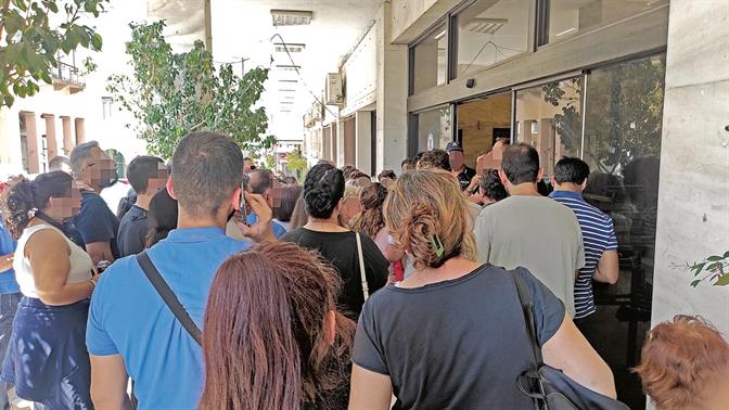 Ουρές στα αστυνομικά τμήματα για να αποφύγουν τις νέες ταυτότητες