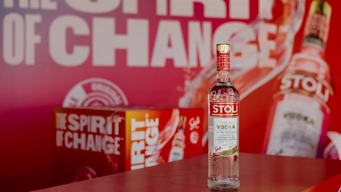 Η νέα φιάλη της Stoli Vodka μας συστήνεται με τον πιο εντυπωσιακό τρόπο 