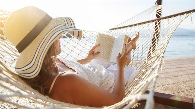 Τα βιβλία που αξίζει να σου κρατήσουν συντροφιά φέτος στην παραλία