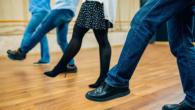 5 παραδοσιακοί χοροί και τα βήματά τους για να χορέψεις στον γάμο (σου)