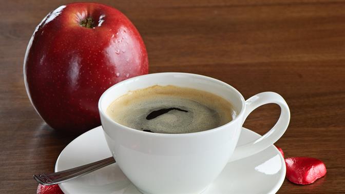 Είναι αλήθεια ότι ένα μήλο σε ξυπνάει καλύτερα από τον καφέ το πρωί;