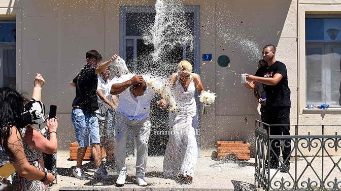 Παντρεύτηκαν στη Λήμνο και τους έριξαν… κοφτό μακαρονάκι και σκυλοτροφή!