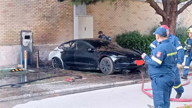 Περιστατικό με ανάφλεξη Tesla στην Αγία Παρασκευή (βίντεο)