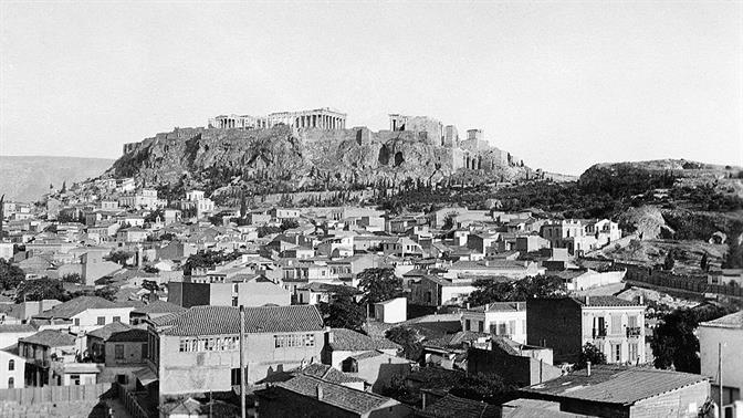 Το Βρυσάκι, η χαμένη γειτονιά της Αθήνας αναβιώνει σε μια έκθεση στο Κολωνάκι